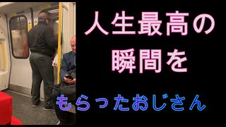 ボンジョヴィの名曲を電車で歌うおじさんに人生最高の瞬間が訪れる A black man singing a famous song from Bonjovi [upl. by Ativoj]