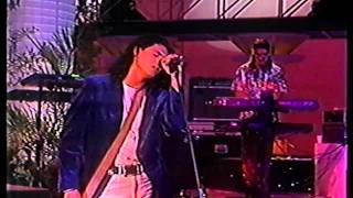 Caifanes  Amárrate a una escoba y vuela lejosen vivo La Movida 1990 [upl. by Ahsiemak]