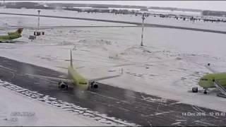 Must Watch Airplane Airbus A320 drift on ice in Russia [upl. by Cole]