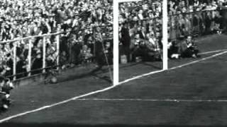 Coen Moulijns dribbels tijdens Nederland  België 1959 [upl. by Nnel]