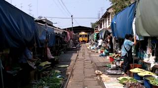 Le train traverse le marché de Maeklong en Thailande [upl. by Amhsirak988]