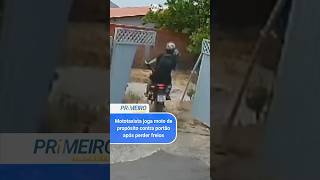 Mototaxista joga moto de propósito contra portão após perder freios [upl. by Motteo599]