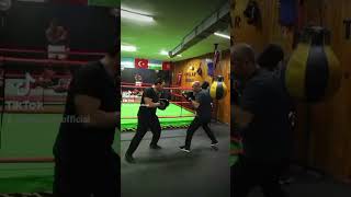 Kısa boks tekniği Sol kroşe ile yana boşa alma boxing bokseğitimi boks özelboksdersi [upl. by Nyliuqcaj]