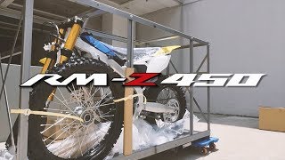 Unboxing SUZUKI RMZ450 [upl. by Ylram]