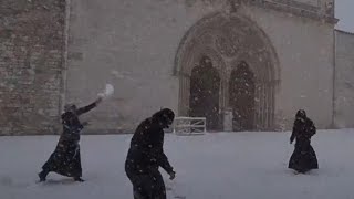 Assisi i frati della Basilica di San Francesco giocano a palle di neve [upl. by Anahahs]