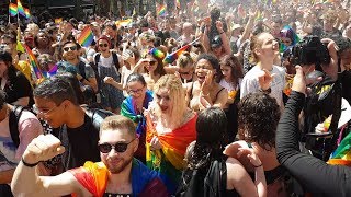 Paris  marche des fiertés sous la canicule gay pride 2019 [upl. by Nareik]