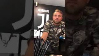 Tifoso allo Juventus Store quotHai la maglietta di Orsatoquot [upl. by Redwine]