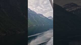 Fiordes da Noruega  Entrada em HellesyltGeiranger [upl. by Ilyak]