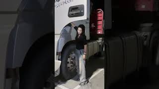 Bữa ăn vội trên chuyến đường dài   triệu đại định chinatruckchinatruckertruckgirl [upl. by Schroder]