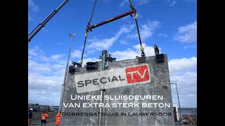 Plaatsing van unieke sluisdeuren van extra sterk beton geplaatst in de Robbengatsluis in Lauwersoog [upl. by Aleahpar827]