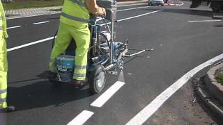 Traccialinee Graco LineLazer V 250SPS con operatore a bordo – Le Sas [upl. by Ettezil]