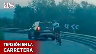 IRRESPONSABLE CONDUCTA  TENSIÓN  Un CICLISTA intenta ADELANTAR a un COCHE en unas CURVAS  AS [upl. by Mort]