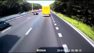 Gewaltiger Crash Unfall Autobahn Auto mit Lkw [upl. by Berkie]