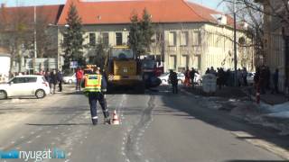 Megdöglötök rendőrök  Ámokfutó lapította ki a rendőrautót Sárváron [upl. by Mickelson336]