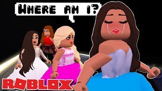 WEIRD BACKSTAGE GLITCH ON FASHION FAMOUS WITH MY SISTER PHOEBERRY  Roblox [upl. by Lliw]