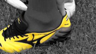 Roque Santa Cruz receives his new Mizuno Wave Ignitus football boots [upl. by Tnert]