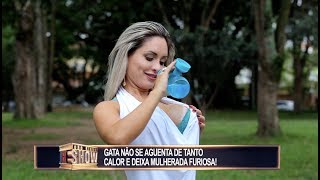 Loiraça sensualiza na hora de se refrescar e atrai olhares no parque [upl. by Naval531]