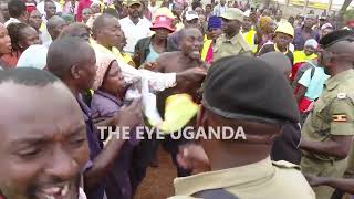 OLD KAMPALA ON FIRE AS KCCA CLEANERS THROW BOTTLES ampSTONES AT MINISTER KABANDA amp LUYIMBAZI [upl. by Jack]