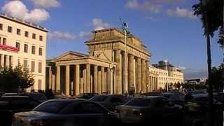 Berlin Am Brandenburger Tor spürt man den Pulsschlag der Zeit You can feel the pulse of time [upl. by Atoiyanap372]