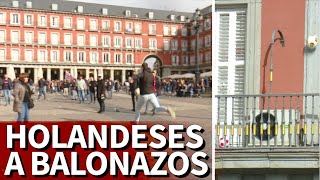 Pelotazos a los balcones de la Plaza Mayor así se divertían los ultras del Ajax antes del Madrid [upl. by Eenolem]