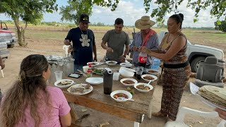 En el horno la tatema sale más wena metimos carne de res y doña Ramona echando tortillas en el comal [upl. by Evita]