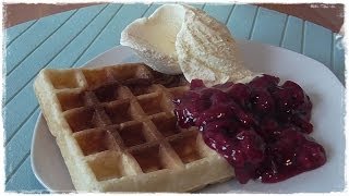 Lockere BELGISCHE WAFFELN mit heißen Kirschen  Hefeteig [upl. by Nahsyar776]