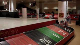 roulette on venice airport baggage belt  Venedig Flughafen Kofferband [upl. by Teria372]