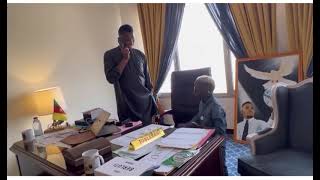 Grand P rend visite à Samuel Etoo Fils dans son cabinet au Cameroun [upl. by Nivlak]