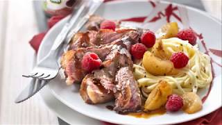 Recette  Magret de canard au miel et sauce soja aux framboises [upl. by Torp]