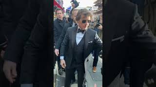 TomCruise arriva al party di VictoriaBeckham e aiuta un fotografo a rialzarsi [upl. by Sandell283]