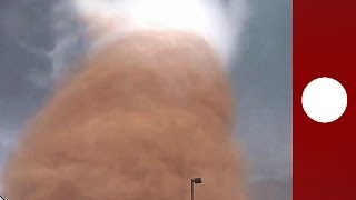 Un homme filme une gigantesque tornade qui sabat sur un champ de pétrole aux EtatsUnis [upl. by Stedt69]