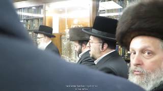 Lipa Schmeltzer By Skver Rabbi\ליפא שמעלצער בסקווירא אצל הברית לבן אחיו ר וועלוועל שמעלצער [upl. by Behrens]