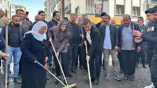 Van’ın seçilmiş belediye eş başkanları Zeydan ve Şedal sokakları temizledi [upl. by Orrin]