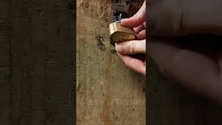 Zahlenschloss mit nur einem Schlag öffnen music lockpicking skills work world lifehacks [upl. by Nipsirc]