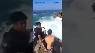 Diterjang Ombak Saat Berdiri di Tebing Siswa Sumut Tenggelam di Pantai Kedung Tumpang Tulungagung [upl. by Auhso]