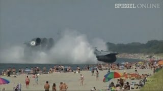 Marineboot erschreckt Strandbesucher Volle Kraft voraus  DER SPIEGEL [upl. by Willie]