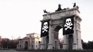 Harlock Approda in Italia Milano Invasa di Bandiere della Libertà [upl. by Phillips]