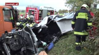 Ein Schwerverletzter bei Verkehrsunfall mit eingeklemmter Person in Schlierbach [upl. by Nyasuh702]