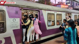 Mumbai local train rush hours me ladies Gents sabhi ko roj struggle karna padta hai  Daily Fighting [upl. by Thackeray]