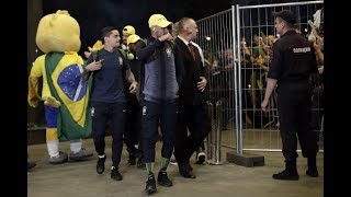 Seleção brasileira chega a Moscou e Canarinho comanda nova festa da torcida [upl. by Tammi725]