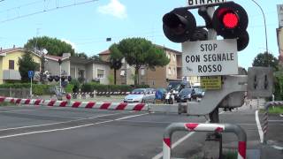 Passaggio a livello con semibarriere di via Canale Molinetto 2  Ravenna  Level Crossing [upl. by Sialac]