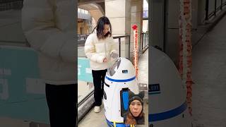 ROBOT PEMBAWA ES KRIM STRAWBERRY‼️ SETINGGI ORANG ES KRIM NYA‼️ robot funny comedy shortvideo [upl. by Tihor]