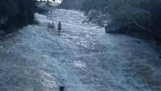 Galera escorregando na Cachoeira do Ribeirão do Meio  Chapada Diamantina [upl. by Carita]