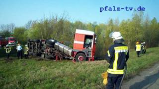 Speiseöl LKW umgekippt Abfahrt A 61 auf die A6 am Frankenthaler Kreuz [upl. by Zenda]