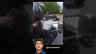 Este motorista pierde a su pasajera al arrancar y ni se da cuenta CuriosoTofarte Viral Despiste [upl. by Anaihr]