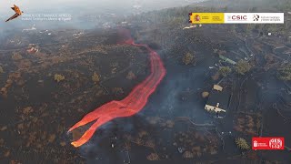 Flujo de lava saliendo a gran velocidad en la nueva boca Dron 11021 Erupción La Palma IGMECSIC [upl. by Shyamal948]