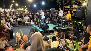 Adlani rambe  live musik pendopo lawas jogja [upl. by Nilhsa207]