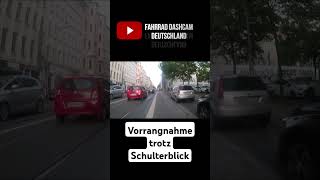 Autofahrer macht einen Schulterblick und nimmt trotzdem den Vorrang [upl. by Masera]