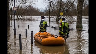 Hochwassereinsatz Feuerwehr bewahrt teures Auto vor Wasserschaden [upl. by Tirrej]