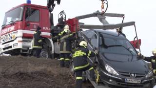 Anhängergespann landete nach Unfall auf der A2 im Graben [upl. by Alyek932]